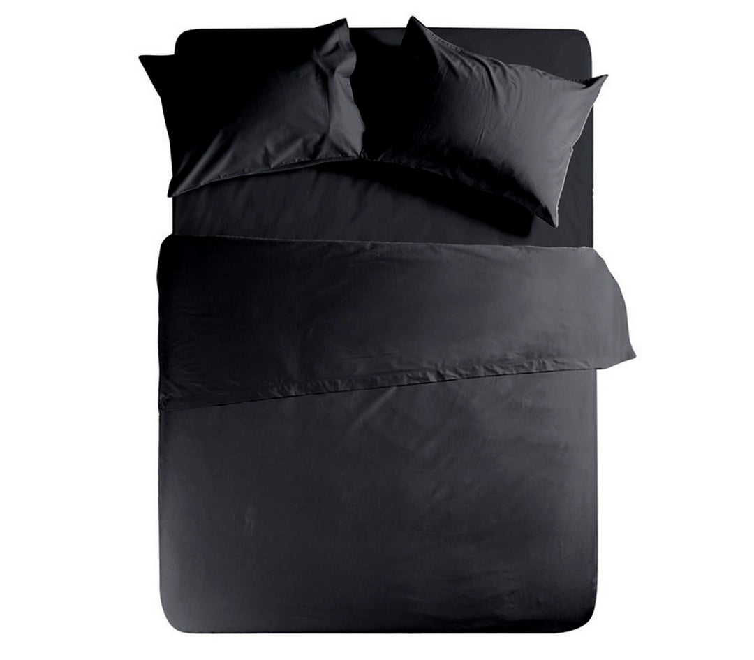 Σετ σεντονιών και αντίστοιχες μαξιλαροθήκες σε μαύρο χρώμα στρωμένο σε διπλό κρεβάτι.