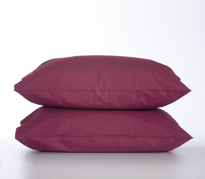 Δύο μπορντό μαξιλαροθήκες τοποθετημένες η μία πάνω στην άλλη, σε φόντο λευκό.