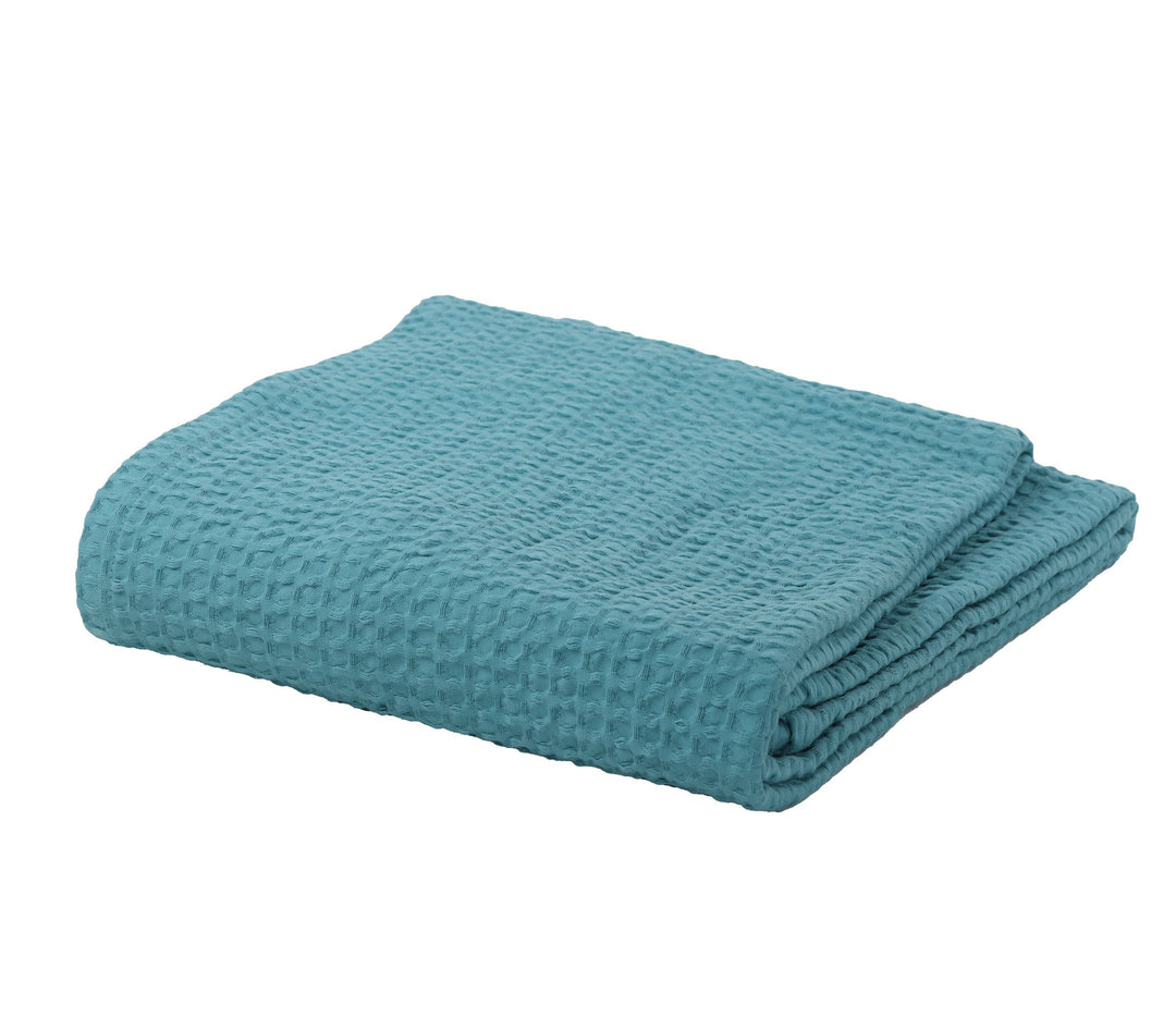 Πτυχωμένη κουβέρτα σε απόχρωση dusty aqua με υφή waffle, τοποθετημένη σε λευκό φόντο.