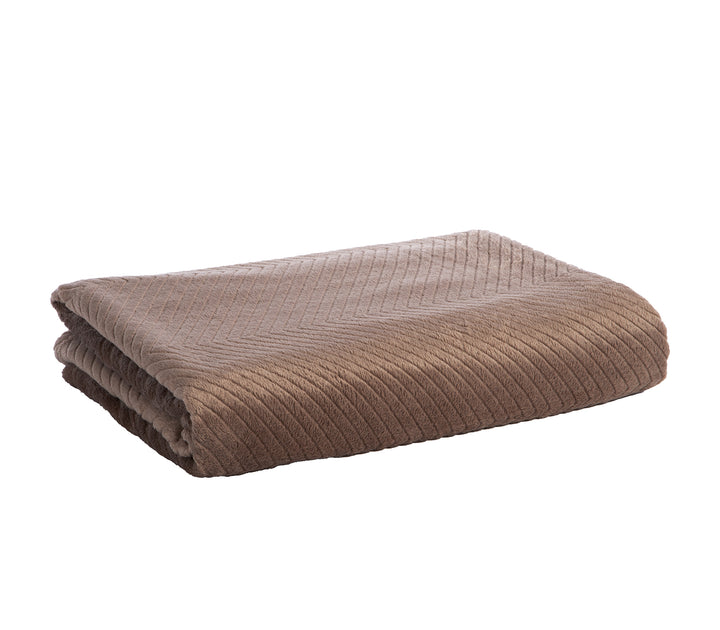 Καφέ ριχτάρι βελουτέ με διακριτικό ζικ-ζακ σχέδιο, διπλωμένο τακτοποιημένα σε λευκό φόντο.