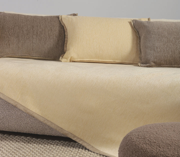 Κοντινή λεπτομέρεια σε εκρού ριχτάρι καναπέ με ταμπελάκι της εταιρείας Nef Nef Homeware σε δερμάτινη υφή.