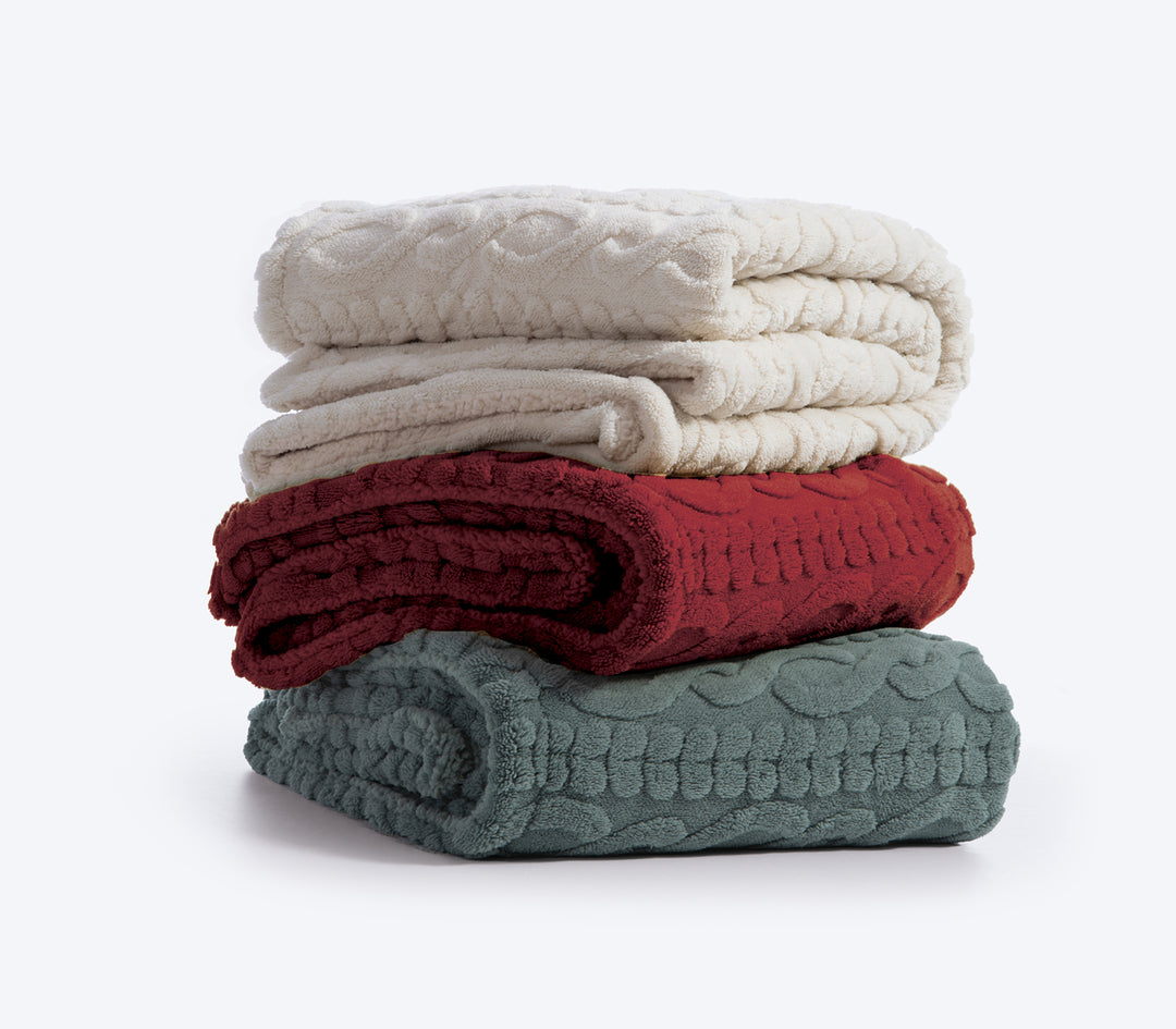 Στοίβα από τρία πολυεστερικά ριχτάρια σε εκρού, κόκκινο και πράσινο χρώμα.