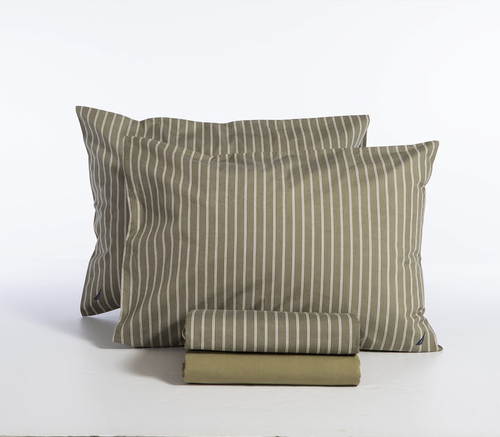 Σετ σεντονιών και μαξιλαροθηκών σε πράσινο χρώμα με λευκές ρίγες, διπλωμένα και τοποθετημένα σε λευκό φόντο.