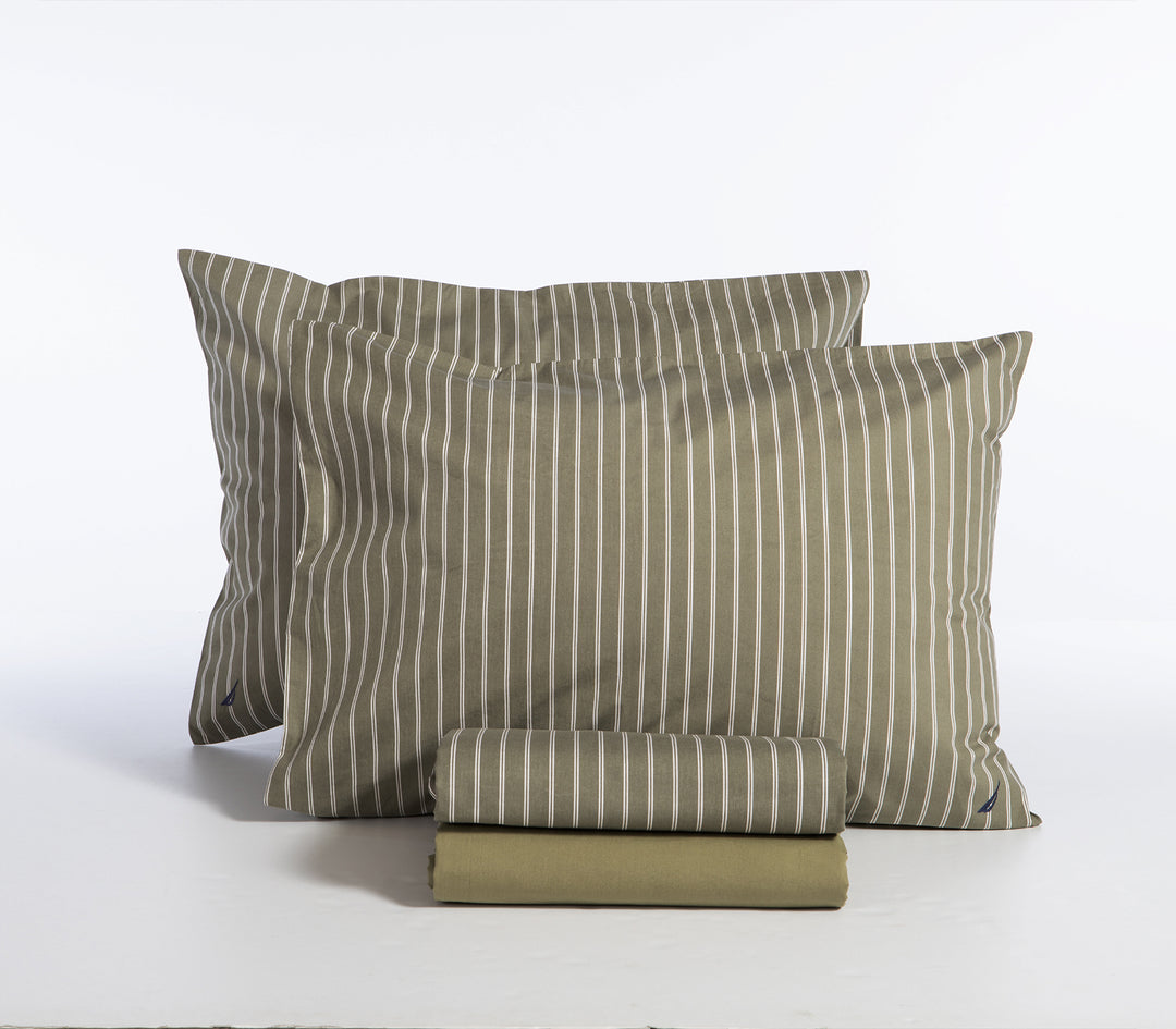 Σετ σεντονιών και μαξιλαροθηκών σε πράσινο χρώμα με λευκές ρίγες, διπλωμένα και τοποθετημένα σε λευκό φόντο.