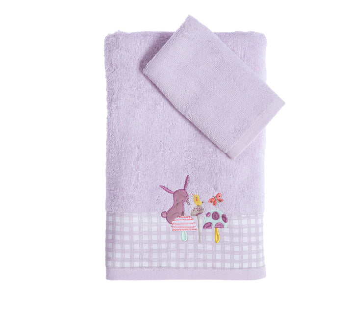 Βρεφική πετσέτα σε λιλά χρώμα με κεντητό σχέδιο ζωάκια και μανιτάρια στη μπορντούρα, σε λευκό φόντο