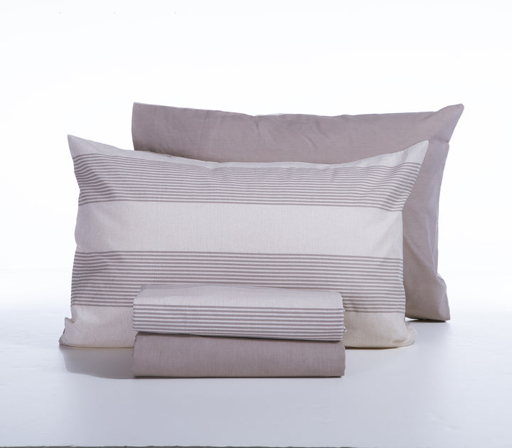 Σετ σεντονιών σε γκρι και εκρού αποχρώσεις με ριγέ μοτίβο, αποτελούμενο από δύο μαξιλαροθήκες και διπλωμένα σεντόνια, τοποθετημένα σε λευκό φόντο για κομψή και καθαρή παρουσίαση