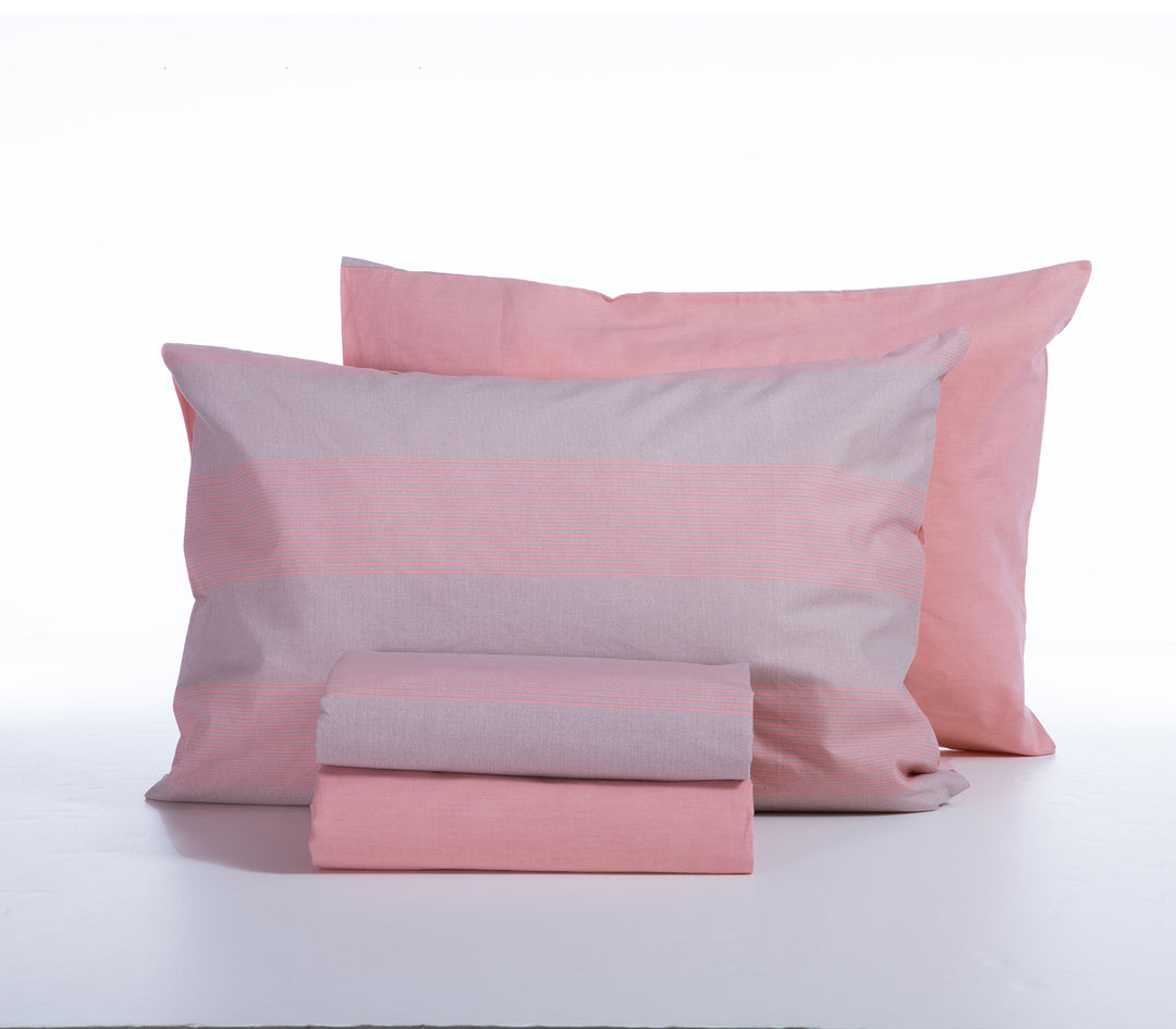 Σετ σεντονιών και μαξιλαροθηκών σε ροζ και γκρι αποχρώσεις με διακριτικές ρίγες, τοποθετημένο σε λευκό φόντο.