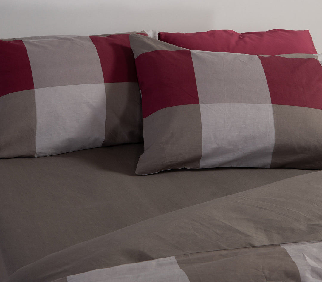 Μαξιλαροθήκες σε καρό μοτίβο με μπεζ, γκρι και μπορντό χρώματα.