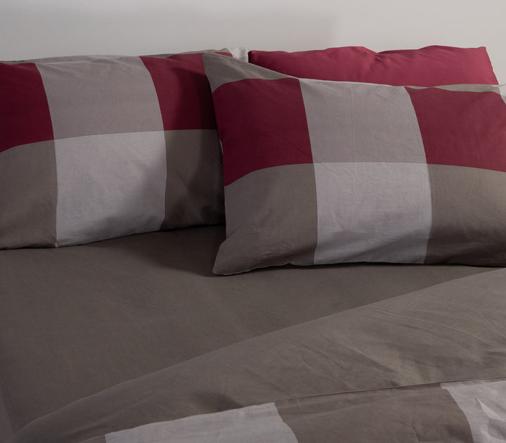 Μαξιλαροθήκες σε καρό μοτίβο με μπεζ, γκρι και μπορντό χρώματα.