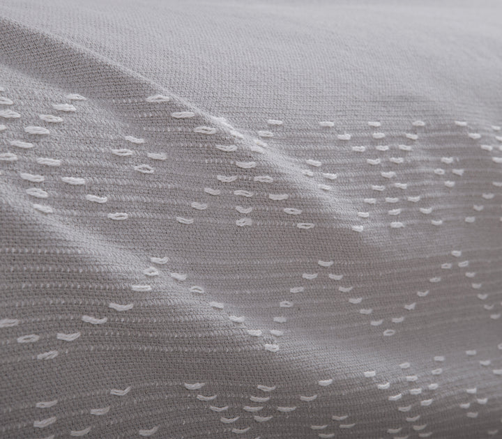 Πολύ κοντινό πλάνο υφής του ριχταριού σε γκρι χρώμα, με ανάγλυφο λευκό μοτίβο.