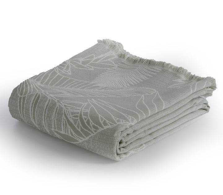 Ριχτάρι σε απαλό πράσινο με φυτικό μοτίβο σε λευκό, διπλωμένο και τοποθετημένο σε λευκό φόντο.