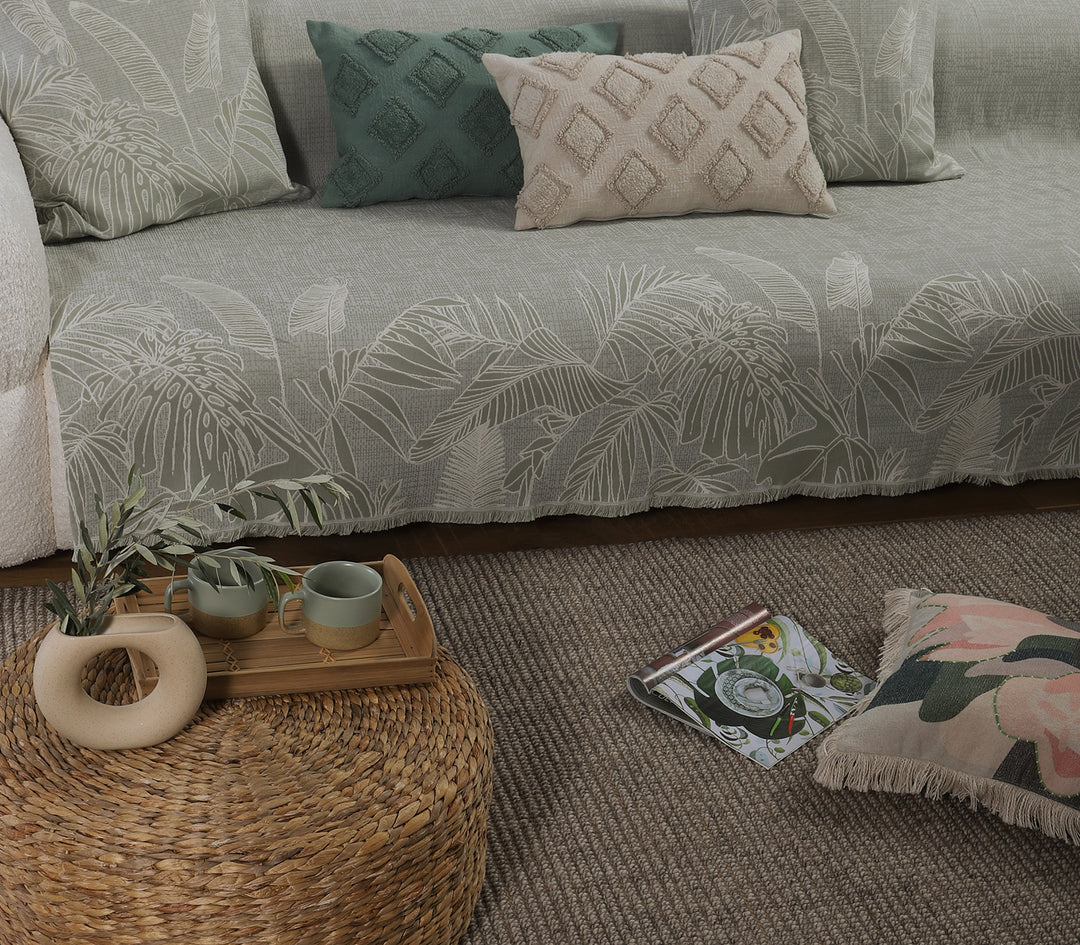 Ριχτάρι σε πράσινη απόχρωση με φυτικό σχέδιο σε λευκό, διακοσμημένο με μαξιλάρια σε φυσικούς τόνους.