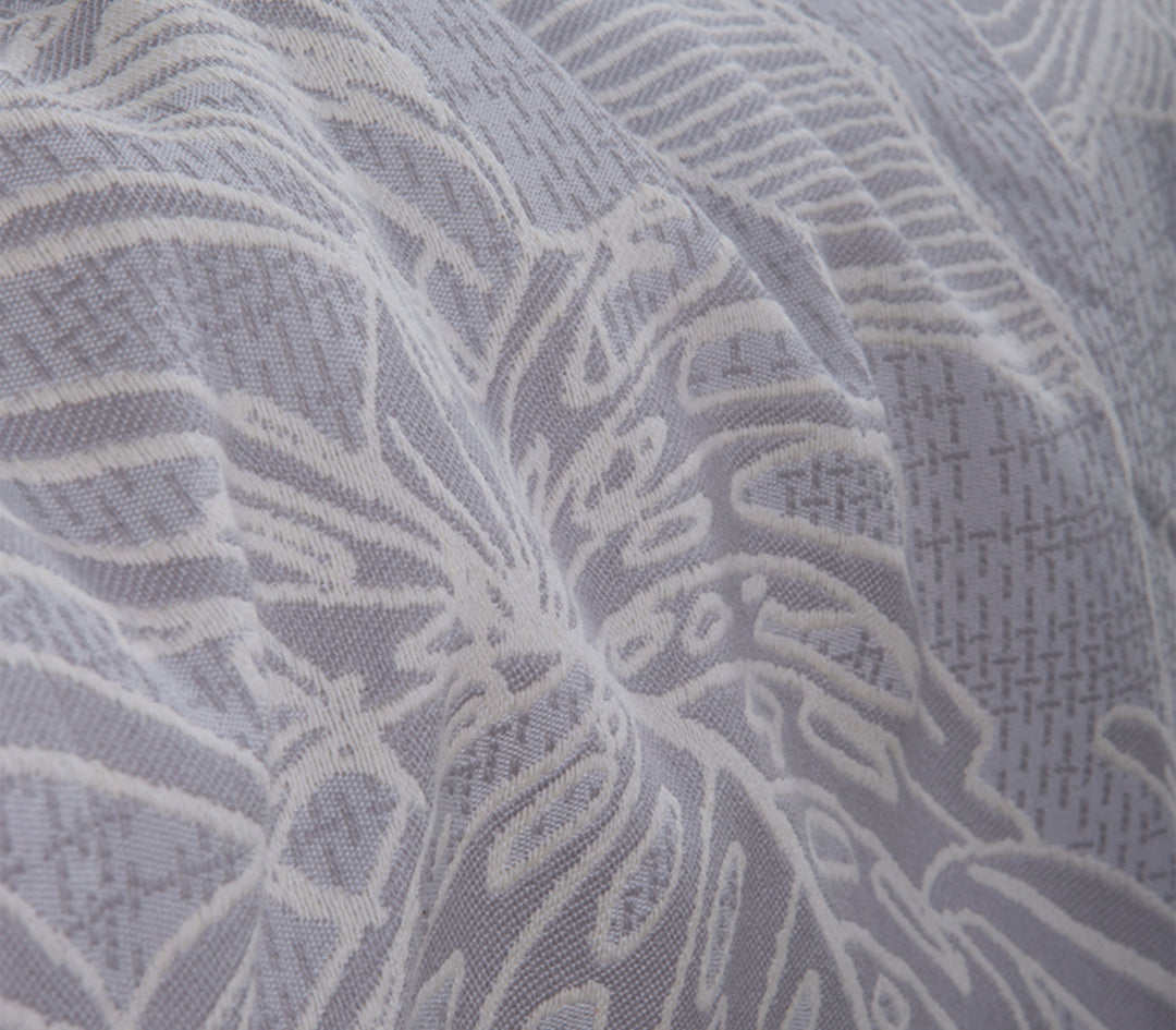 Κοντινή φωτογραφία του ριχταριού σε γκρι χρώμα με λεπτομερές μοτίβο λευκών τροπικών φύλλων.