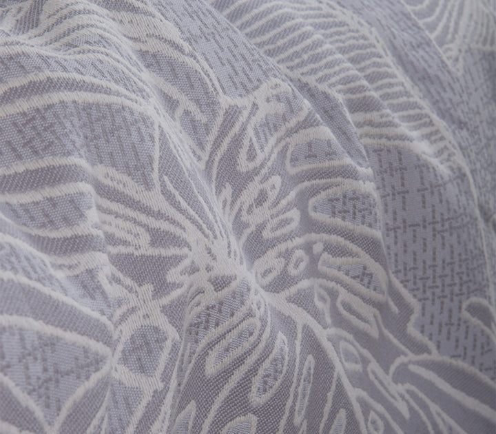 Κοντινή φωτογραφία του ριχταριού σε γκρι χρώμα με λεπτομερές μοτίβο λευκών τροπικών φύλλων.