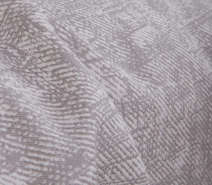 Λεπτομέρεια υφής του ριχταριού σε γκρι απόχρωση, που αναδεικνύει το ανάγλυφο σχέδιο του υφάσματος.