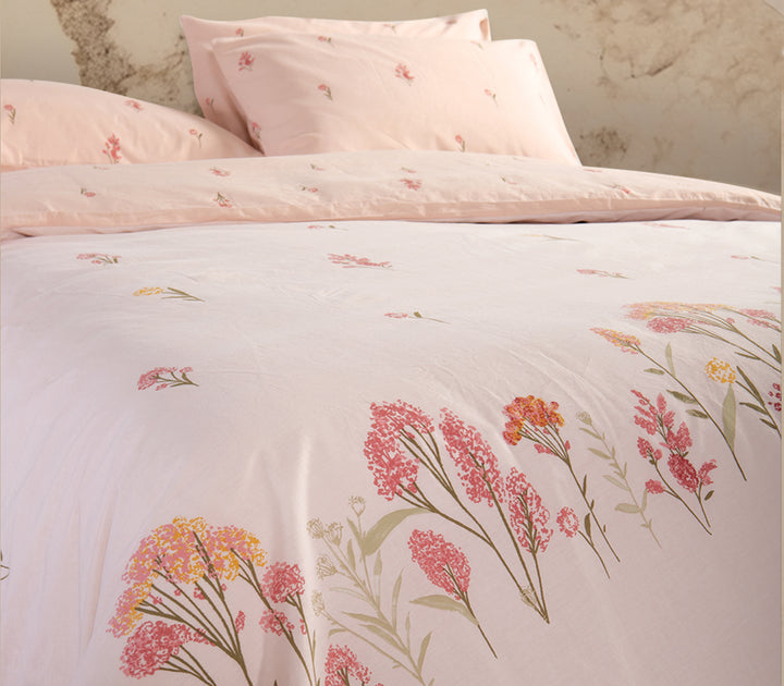 Εκρού σετ σεντονιών με λουλουδάτο μοτίβο, στρωμένο σε κρεβάτι με φόντο τοίχο σε φυσικό στυλ.