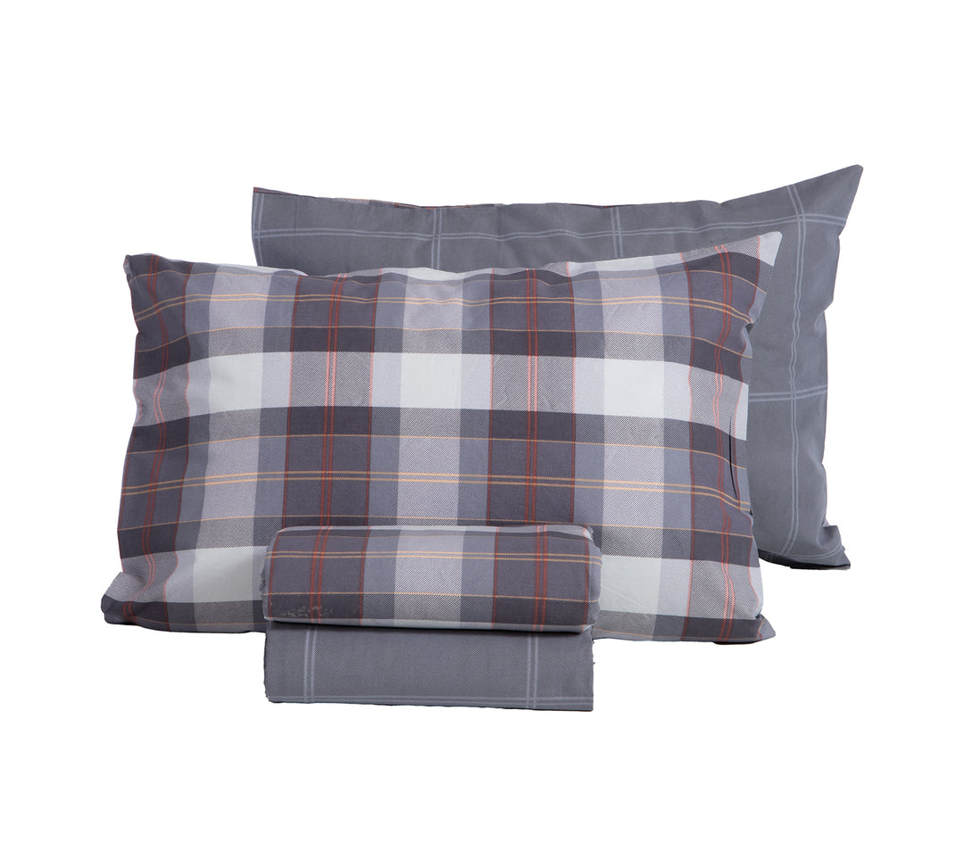 Σετ σεντόνια γκρι με καρό σχέδιο σε λευκό φόντο, διπλωμένα με μαξιλαροθήκες.