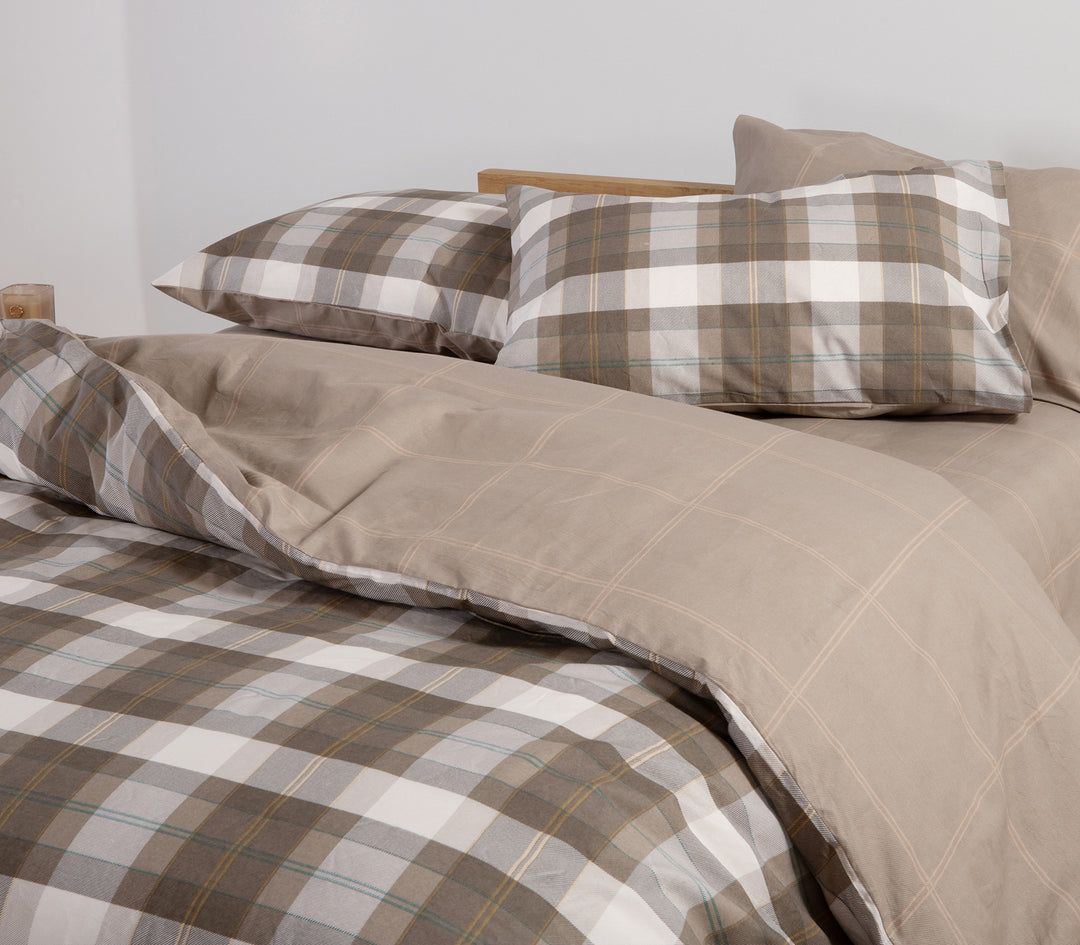 Καφέ σετ σεντονιών με παπλωματοθήκη και μαξιλαροθήκες σε καρό σχέδιο μπεζ και καφέ.