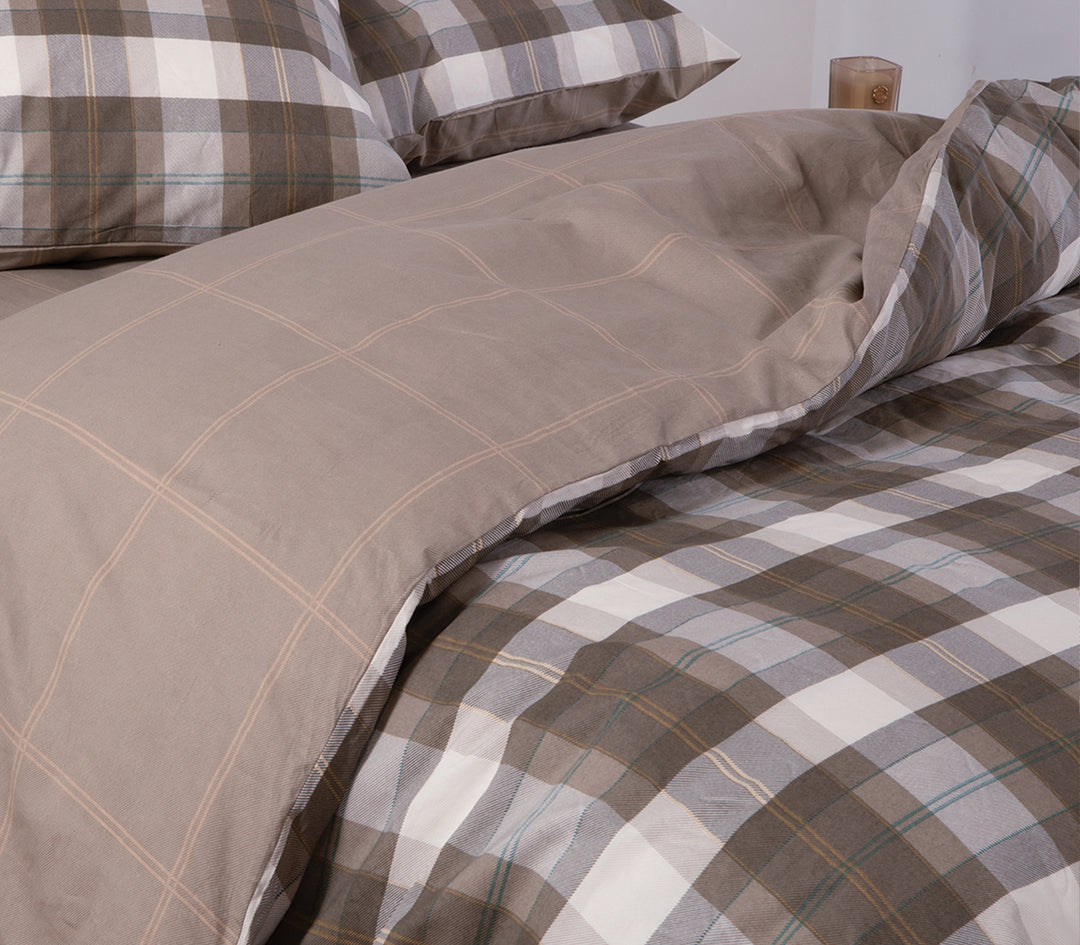 Παπλωματοθήκη σε καφέ χρώμα με καρό λεπτομέρειες σε μπεζ και γκρι.