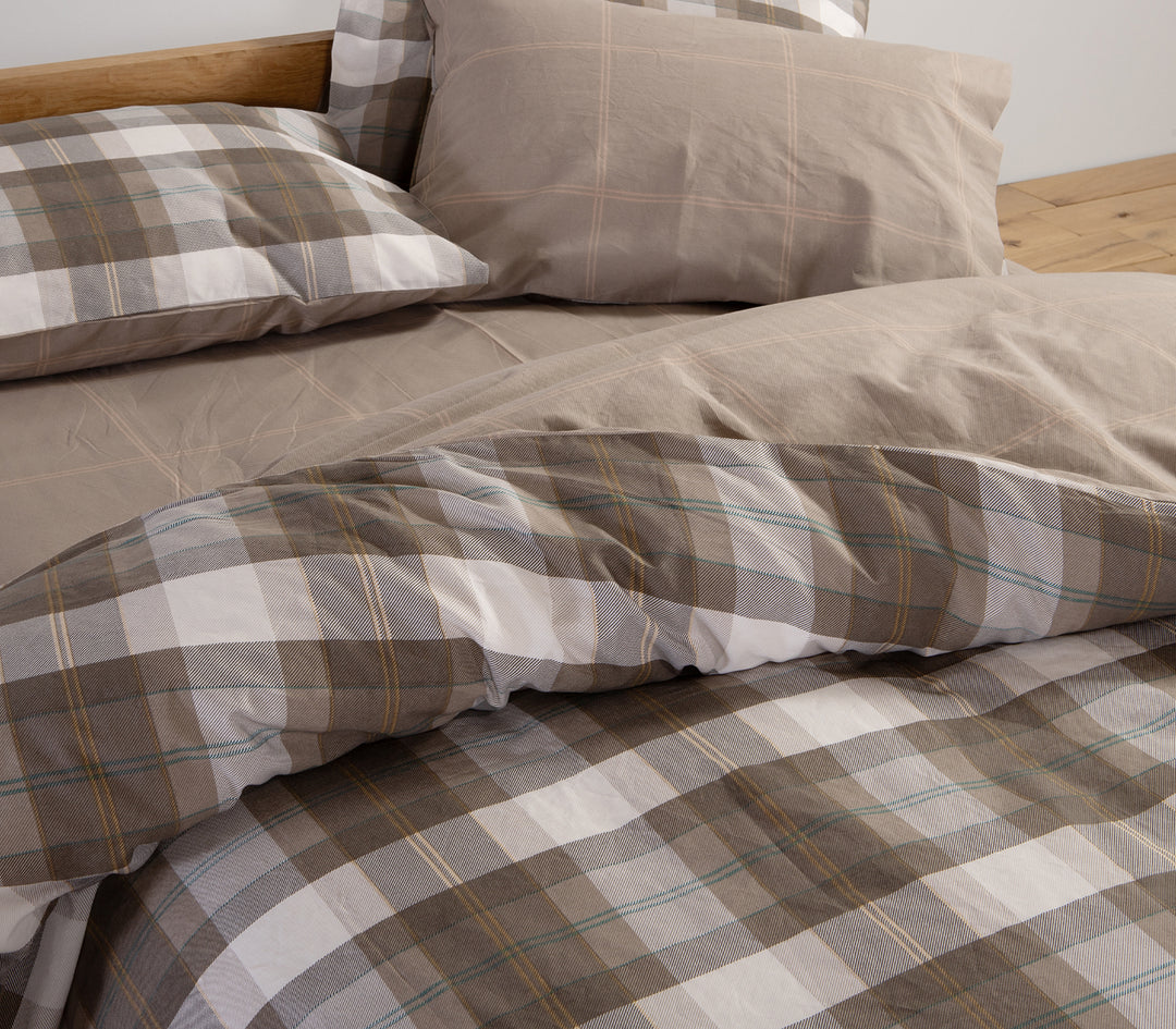 Σετ σεντόνια σε καφέ απόχρωση με καρό σχέδιο σε μπεζ και γκρι τόνους.