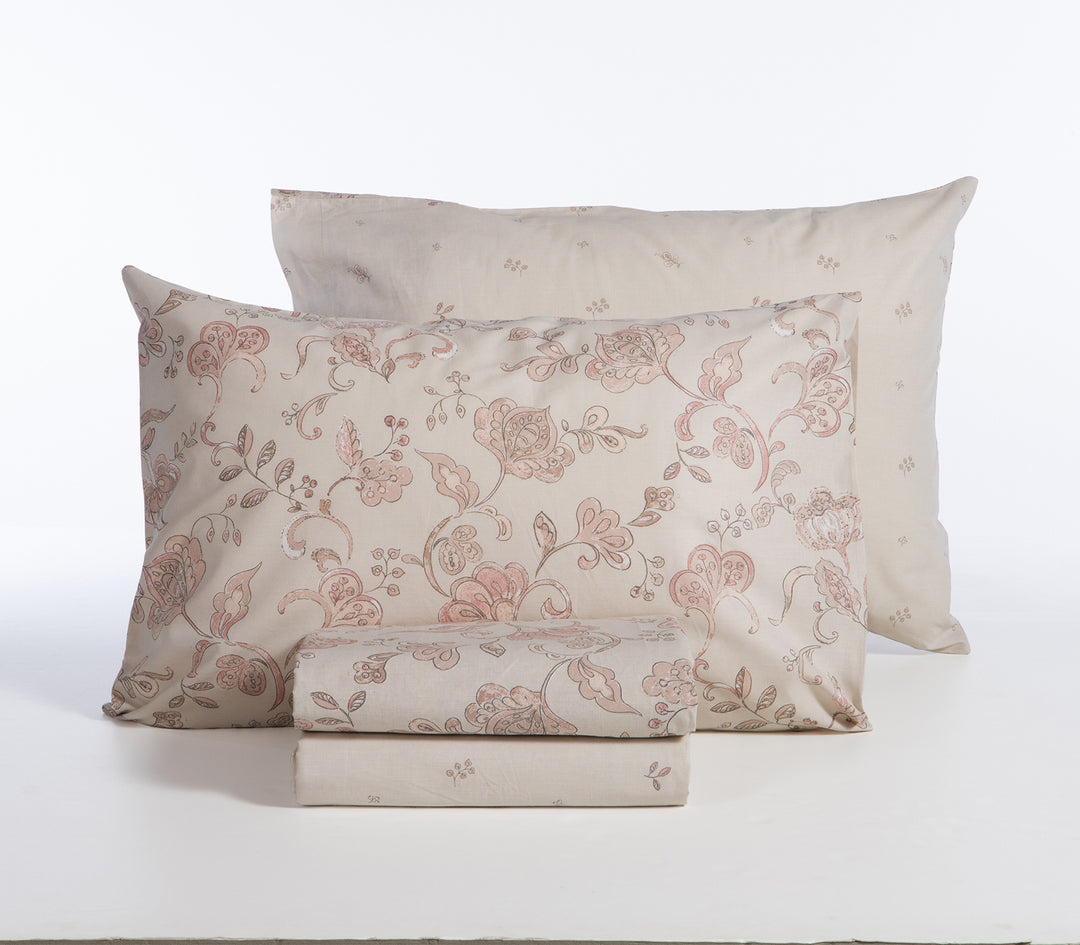 Σετ σεντόνια εκρού με ροζ λουλουδάτο μοτίβο και μαξιλαροθήκες, παρουσιασμένα διπλωμένα σε λευκό φόντο.