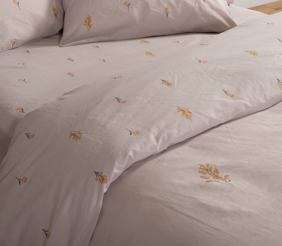 Λεπτομέρεια σε γκρι σεντόνια με κίτρινα λουλούδια, που αναδεικνύει την κομψή υφή και το λουλουδάτο μοτίβο.