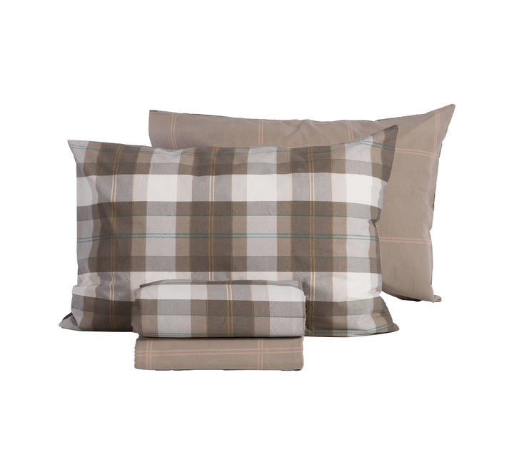 Σετ μαξιλαροθήκες και σεντόνια σε καφέ χρώμα με καρό σχέδιο σε αποχρώσεις γκρι και λευκό.