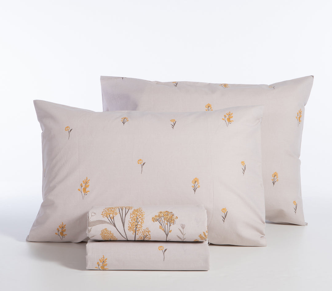 Σετ σεντονιών σε γκρι με μαξιλαροθήκες και κατωσέντονο, διακοσμημένα με κίτρινα λουλούδια, φωτογραφημένο σε λευκό φόντο.