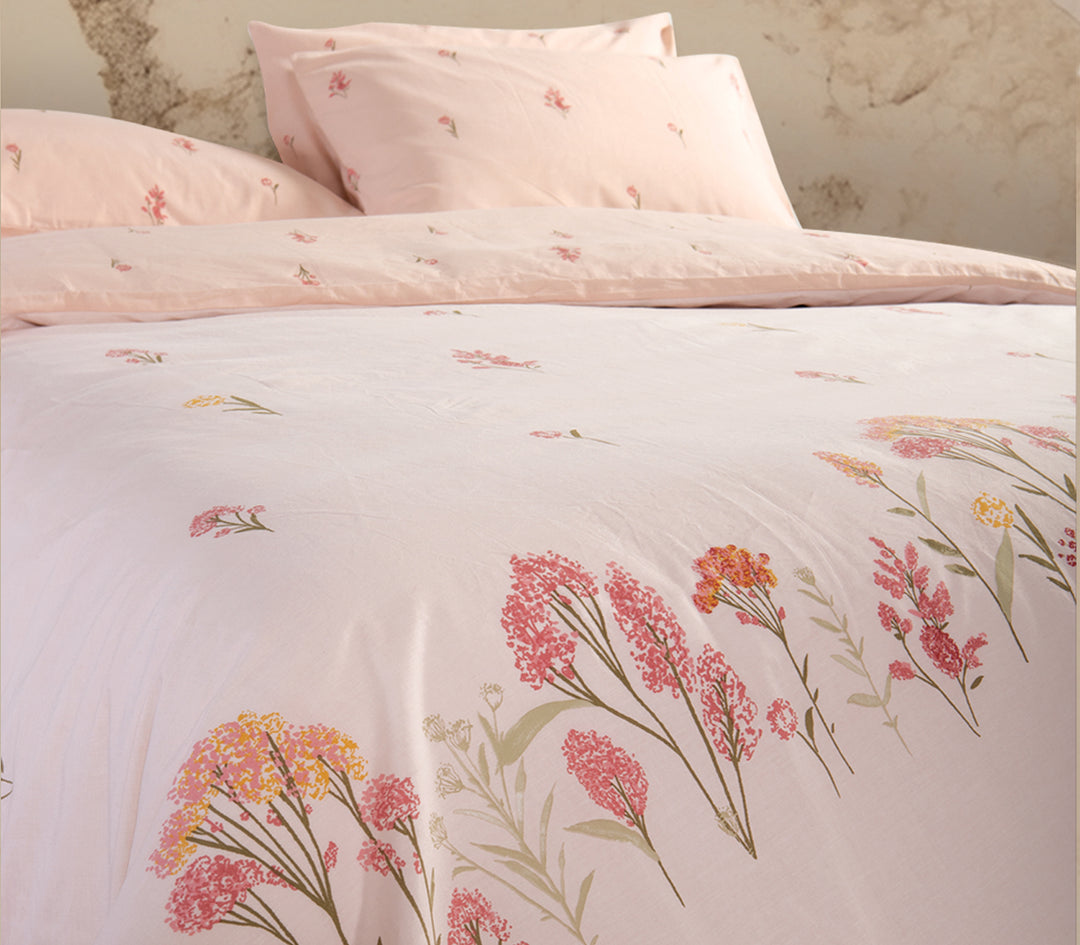 Εκρού σετ σεντονιών με λουλουδάτο μοτίβο, στρωμένο σε κρεβάτι με φόντο τοίχο σε φυσικό στυλ.