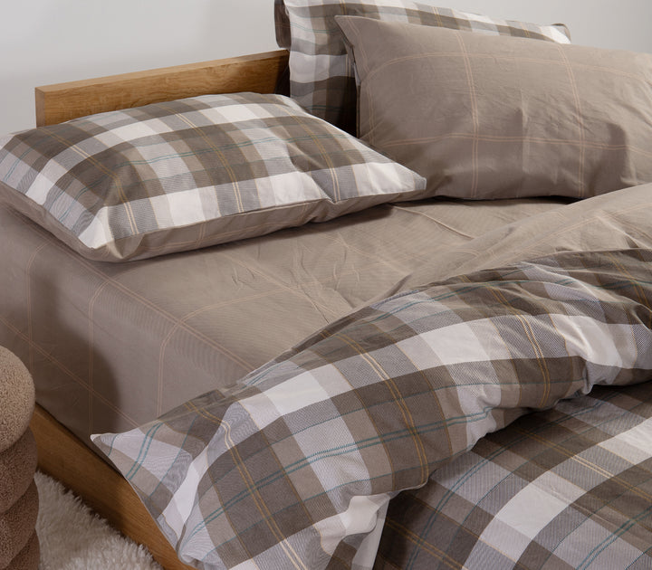 Σετ σεντόνια σε καφέ απόχρωση με καρό σχέδιο σε μπεζ και γκρι τόνους.