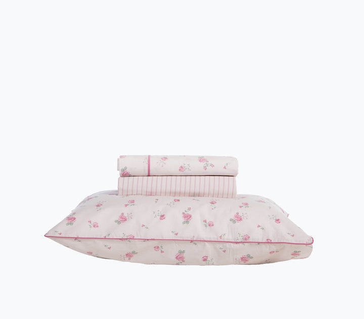 Σετ σεντονιών διπλωμένο με μαξιλαροθήκη, λευκή βάση με ροζ λουλούδια και ρίγες.