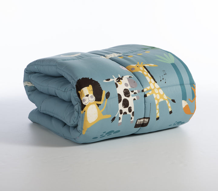 Διπλωμένο Παιδικό πάπλωμα σε γαλάζιο χρώμα με χαριτωμένα ζωάκια, όπως λιοντάρι, καμηλοπάρδαλη, αγελάδα και αλεπού, φωτογραφημένο σε λευκό φόντο.
