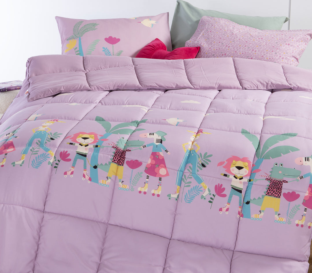 Κοντινή λήψη παιδικού δωμάτιου για κορίτσι με στρωμένο ροζ πάπλωμα με σχέδια ζωάκια και αντίστοιχες μαξιλαροθήκες όπως και εντυπωσιακό διακοσμητικό μαξιλάρι κόκκινο φιογκάκι και χαλί στο κάτω μέρος.