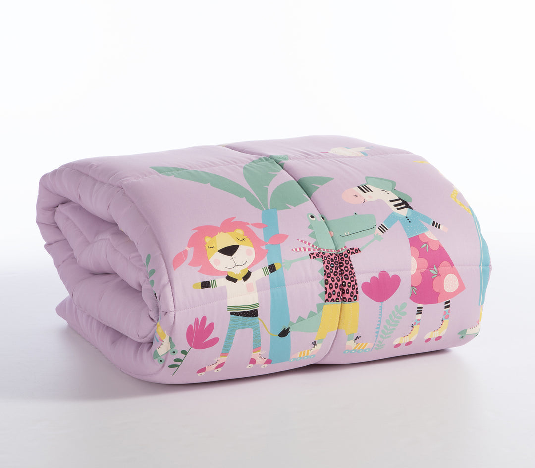 Διπλωμένο πάπλωμα για κορίτσι με σχέδιο ζωάκια μπροστά σε λευκό φόντο.