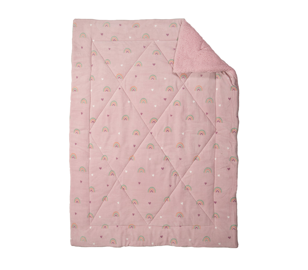 Παιδικό κουβερτοπάπλωμα σε ροζ χρώμα με σχέδιο ουράνιο τόξο σε λευκό φόντο.