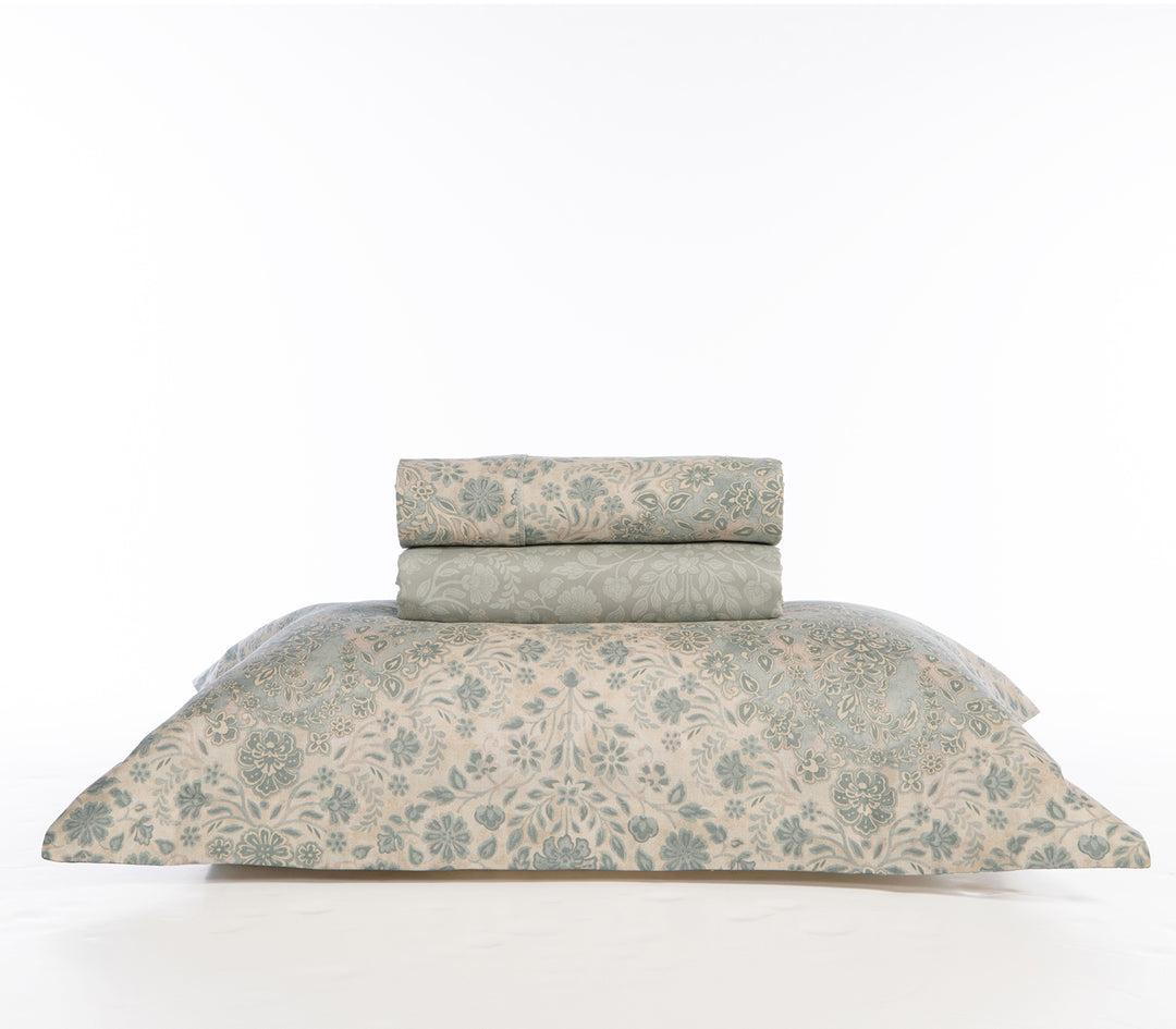 Σετ σεντόνια διπλωμένα με γκρι και εκρού φλοράλ μοτίβο και μαξιλαροθήκη στο ίδιο σχέδιο.