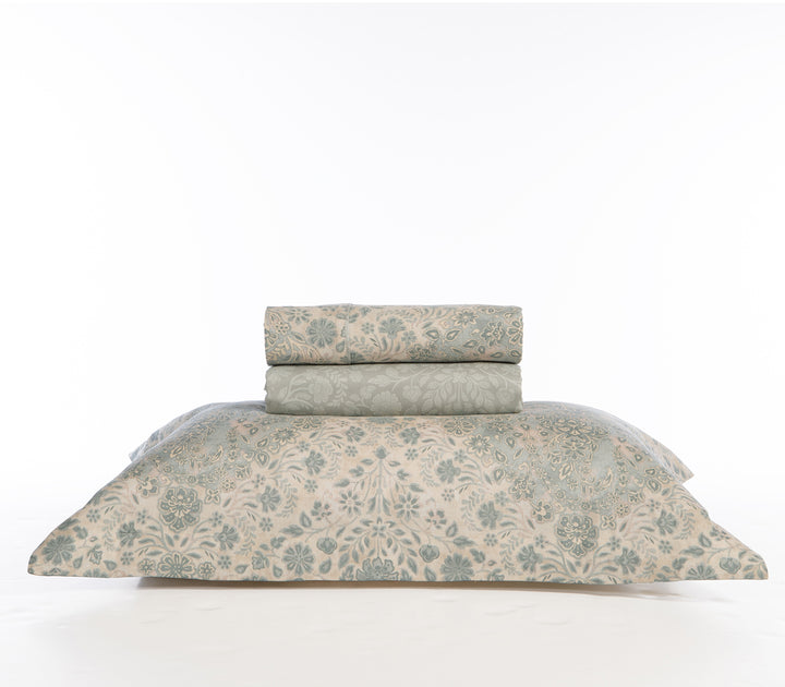 Σετ σεντόνια διπλωμένα με γκρι και εκρού φλοράλ μοτίβο και μαξιλαροθήκη στο ίδιο σχέδιο.