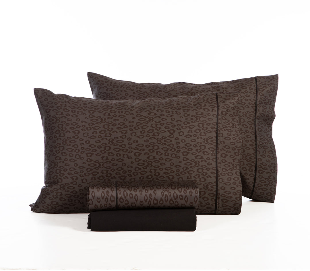 Σετ ανθρακί σεντόνια με leopard μοτίβο και διακοσμητικές μαξιλαροθήκες σε λευκό φόντο.