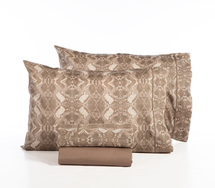 Σετ σεντόνια σε μπεζ-καφέ απόχρωση με snake print σχέδιο και μαξιλαροθήκες, τοποθετημένα σε λευκό φόντο.