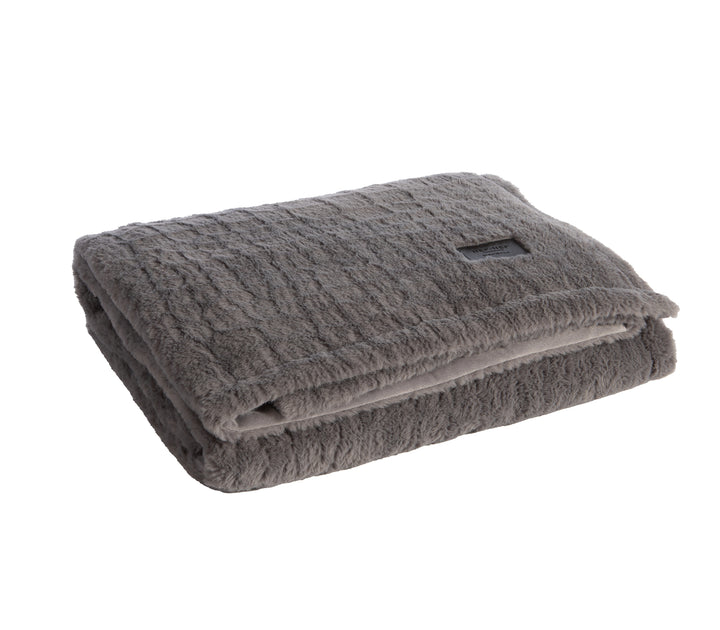 Διπλωμένη γκρι κουβέρτα με απαλή υφή και διακριτική ετικέτα.