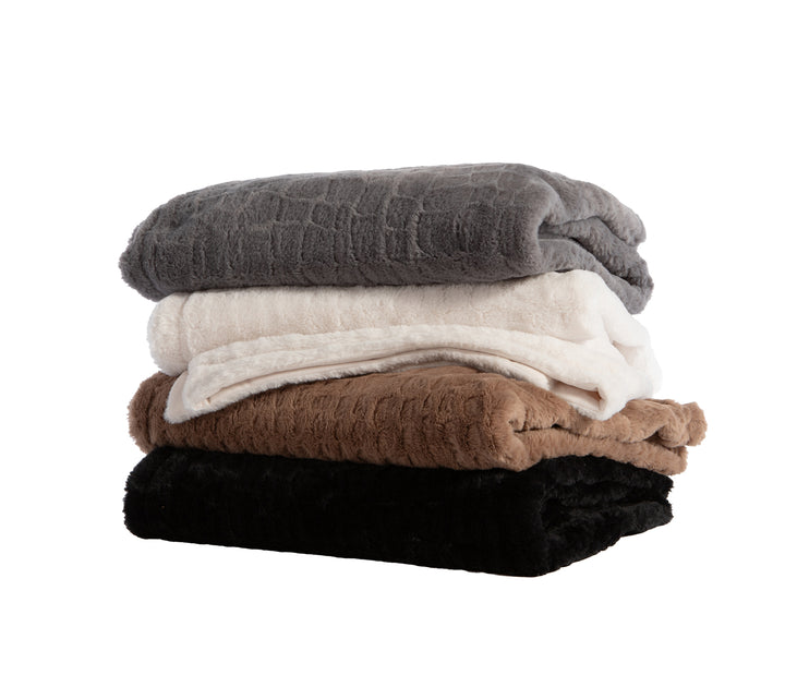 Στοίβα από τέσσερις γούνινες κουβέρτες σε μαύρο, καφέ, λευκό και γκρι χρώμα.