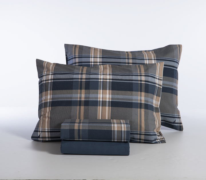 Σετ σεντονιών και μαξιλαροθηκών σε μπλε χρώμα με λευκές ρίγες, διπλωμένα και τοποθετημένα σε λευκό φόντο.