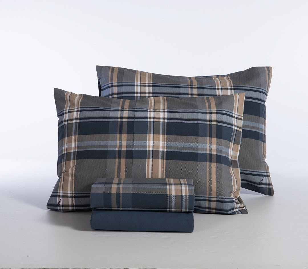 Σετ σεντονιών και μαξιλαροθηκών σε μπλε χρώμα με λευκές ρίγες, διπλωμένα και τοποθετημένα σε λευκό φόντο.