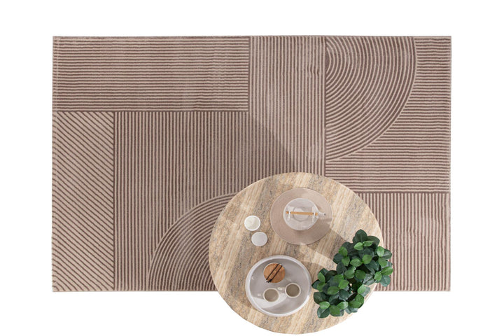 Χαλί Organic Royal Carpet σε μπεζ χρώμα με μοτίβο γραμμών και κύκλων, φωτογραφημένο από ψηλά με στρογγυλό τραπέζι στο κέντρο.