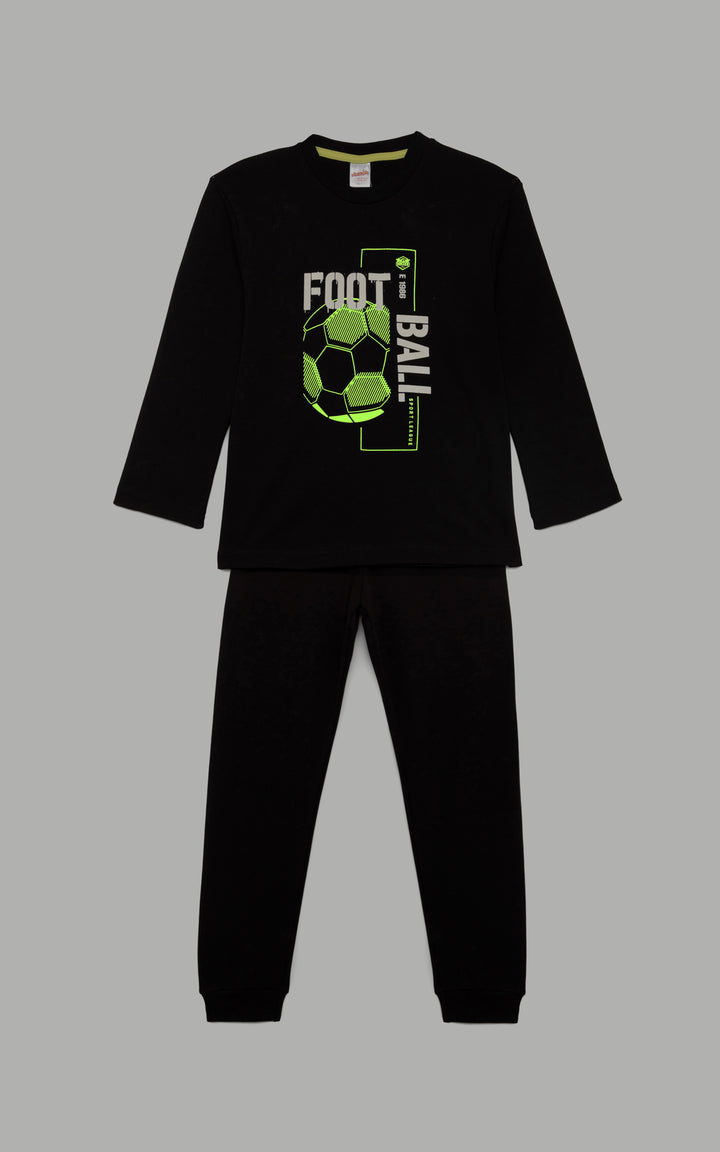Μαύρη παιδική πιτζάμα με μακρυμάνικη μπλούζα και μοντέρνο σχέδιο ποδοσφαίρου σε λευκές αποχρώσεις στο μπροστινό μέρος. Το σετ είναι τοποθετημένο σε ουδέτερο γκρι φόντο