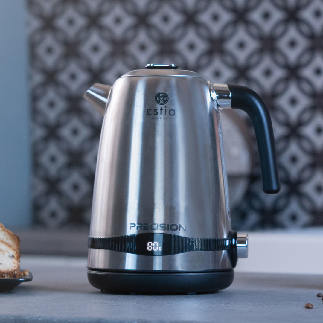 Inox βραστήρας Estia Precision με εμφανή ψηφιακή ένδειξη θερμοκρασίας, τοποθετημένος σε σύγχρονο περιβάλλον κουζίνας.