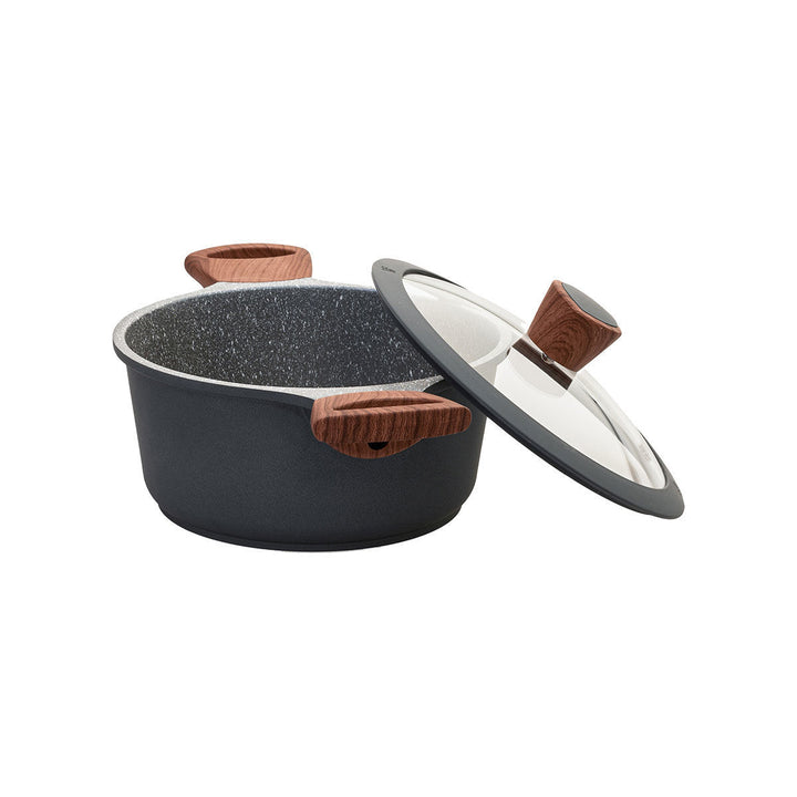 Κατσαρόλα με πέτρινη εσωτερική επιφάνεια και λαβές ξύλου, με το καπάκι σε πλάγια θέση, σε λευκό φόντο.