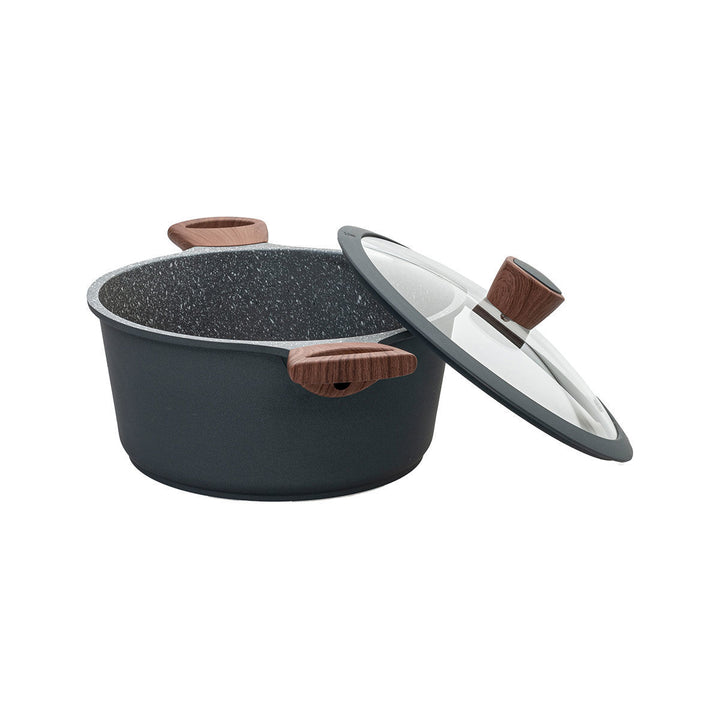 Κατσαρόλα με πέτρινη εσωτερική επιφάνεια και λαβές ξύλου, με το καπάκι σε πλάγια θέση, σε λευκό φόντο.