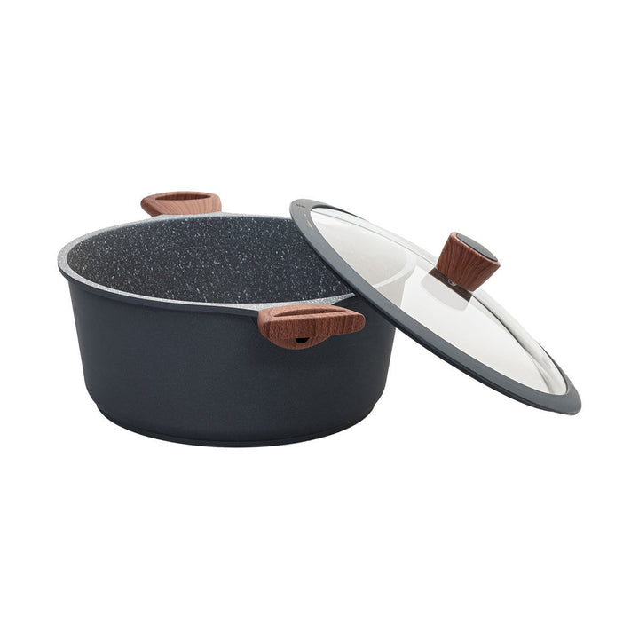 Κατσαρόλα με πέτρινη εσωτερική επιφάνεια και λαβές ξύλου, με το καπάκι σε πλάγια θέση, σε λευκό φόντο.