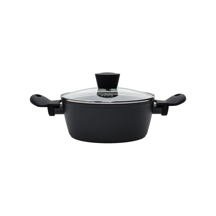 Κατσαρόλα με καπάκι σε ελαφρώς πλάγια όψη, με εμφανή εσωτερική επιφάνεια και δύο πλαϊνές λαβές, σε καθαρό φόντο.